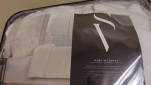 lot 98 image: Size FULLQUEEN Simply Vera Vera Wang Ivory Jacquard Comforter Set with Shams 400717117471