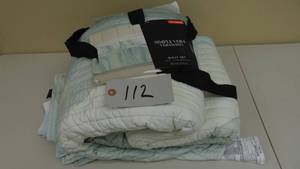 lot 112 image: Size FULLQUEEN  Simply Vera Vera Wang Dunes Quilt Set and  Shams