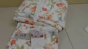 lot 115 image: Queen Levtex Home Pippa Quilt Set with Shams  190945135209