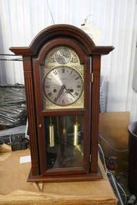 lot 18 image: Windup clock