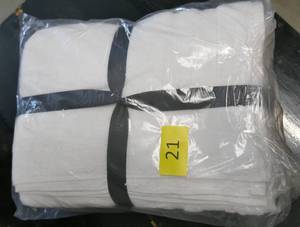 lot 21 image: 2 New Cotton Bath Towels by Threshold 30x54