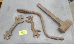 lot 69 image: Vintage tools