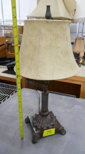 lot 75 image: Nice Small bedside or table lamp