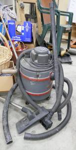 lot 104 image: Genie garage vacuum cleaner - works
