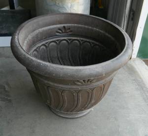 lot 118 image: 20 inch planter