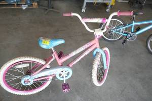 lot 123 image: Nice girls bike