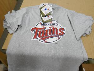 lot 133 image: 5 Adult Small Minnesota Twins tshirts - New