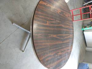 lot 145 image: Round lunch table - 42 inch diameter