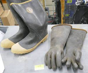 lot 178 image: Mud boots size 14 and extra thick rubber gloves