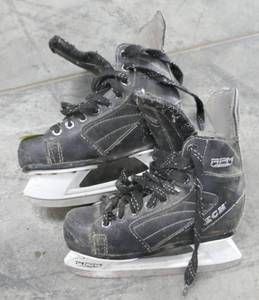 lot 198 image: Kids hockey skates size 2
