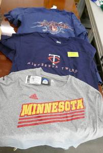 lot 226 image: 3 Boys Large 1416 Twins tshirts