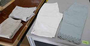 lot 236 image: 4 Womens 12 and 14 capri and full length pants
