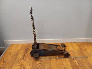 HYDRAULIC FLOOR JACK