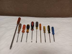 ASSORTED SCREWDRIVERS
