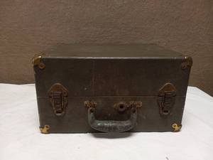 VINTAGE HAND CRANKED GRAMOPHONE