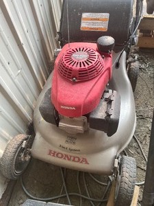 lot 15 image: Honda Push Mower needs repair