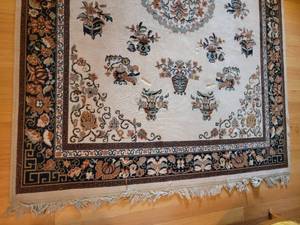 lot 21 image: Oriental Flowerpot Themed Area Rug