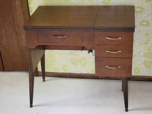 lot 19 image: Hairpin Leg MCM Sewing Table & Machine