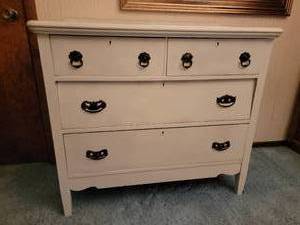 lot 102 image: Primitive American Four Drawer Desser