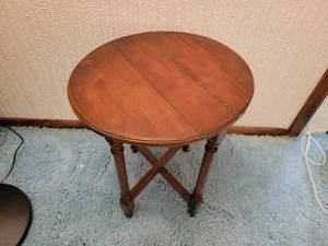 lot 60 image: Charming Oak Accent Dropleaf
