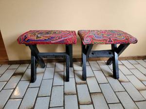 lot 30 image: Kuna Mola Folk Art Stools