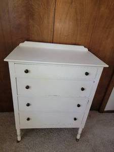 lot 105 image: Vintage Four Drawer Dresser
