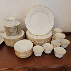 lot 65 image: Noritake Chinaware Service  Tulane Pattern