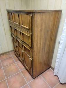 lot 67C image: Retro MCM 5 Drawer Standing Dresser