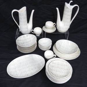 lot 10 image: 31 Piece Red Wing Pottery Northern Lights Dinnerware Set