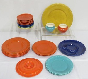 lot 25 image: Red Wing Pottery Reed and Chevron Dinnerware