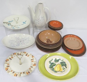 lot 26 image: Various Red Wing Pottery Dinnerware Pieces - Multiple Patterns
