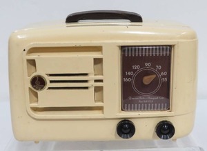 lot 62 image: Vintage Emerson Radio and Phonograph Corp. Model 522 Radio