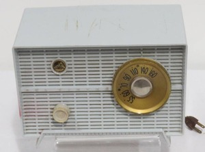 lot 63 image: Vintage RCA Victor Model 8-X-51J Light Blue