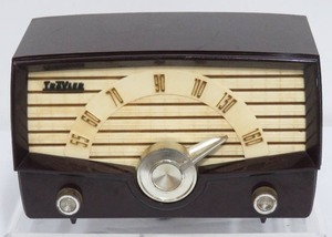 lot 65 image: Vintage Travler Model 65-38 Superheterodyne Receiver Radio