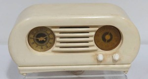 lot 66 image: Vintage Wood Broadcast Meters Radio 27-9898