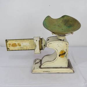 lot 138 image: Vintage Pelouze Computing Scale 2lb Store Candy Scale