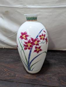 lot 11 image: Fukagawa Porcelain Vase