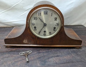 lot 15 image: Mantle Clock