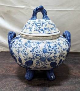 lot 18 image: Large Ceramic Lidded Chamber