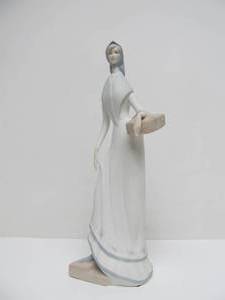 lot 37 image: Porceval Spain Lovely Lady Porcelain Tall Figurine 13
