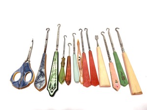 lot 178 image: Lot of Vintage & Antique Button Hooks Sewing Tools - Bakelite Handles