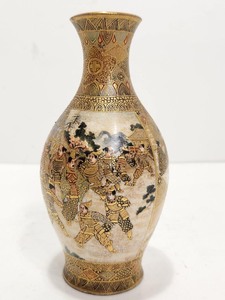 lot 259 image: Hand Painted Signed Antique Oriental Porcelain Vase