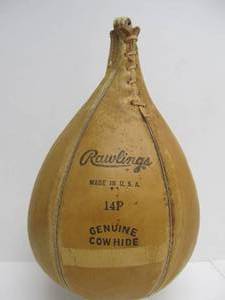 lot 122 image: Old Vintage RAWLINGS Boxing Leather Punching Bag