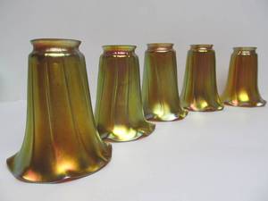 lot 131 image: Stunning Matching Set of 5 Iridescent Art Glass Lamp Shades by Lundberg Studios