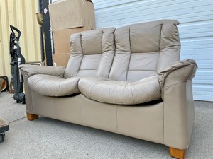 lot 8 image: Quality EKORNES Norway Stressless Recliner LoveseatSofa 