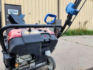 lot 7 image: Like New TORO Power Clear 721 QZE