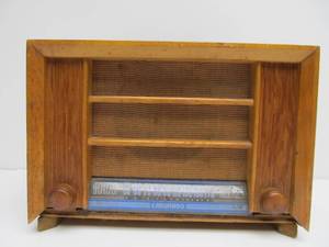 lot 250 image: Vintage CORONADO Model 43-8437 Radio