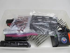 lot 255 image: Like-New LIONEL Train Set