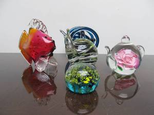 lot 273 image: Very Nice Group of Art Glass Paperweights & Sculptures