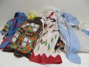 lot 283 image: Lot of 19 Mid Century Pretty Kitchen Aprons